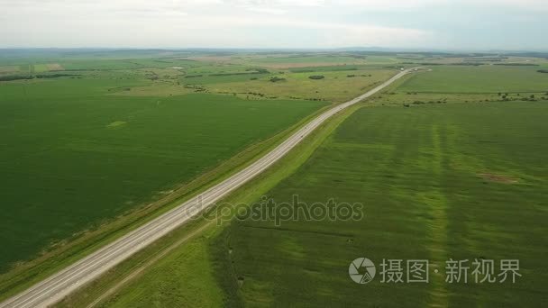长长的直道公路在田间绿色的草。农业敞开空间地平线。滨海边疆区符拉迪沃斯托克 （海参崴） 附近的俄罗斯。夏天阳光灿烂的日子