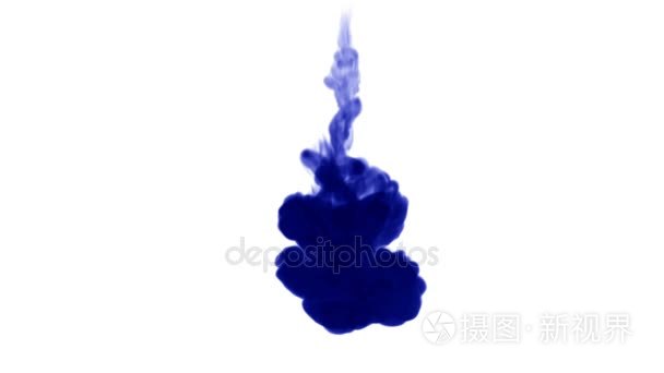 孤立的蓝色墨水流注入。颜色溶于水，在慢动作拍摄中。漆黑的背景，背景与烟雾，油墨效果，为 alpha 通道使用 luma 遮罩使用视频