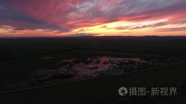 美丽的七彩粉色和橙色落日的天空反射在黑色的湖水水性质。滨海边疆区俄罗斯符拉迪沃斯托克 海参崴。夏天的夜晚