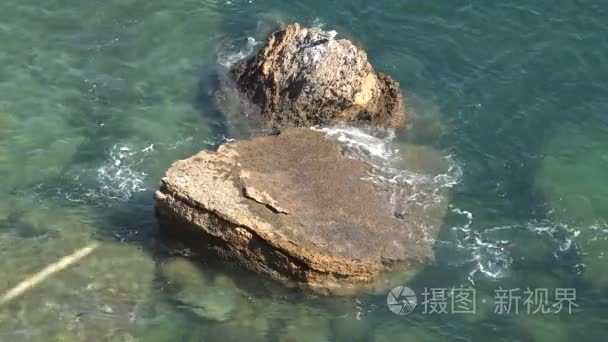 岩层中浅海洋水视频