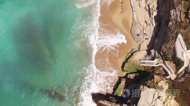 海浪对海滩和海洋表面的全景视频