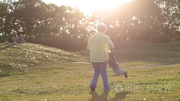 快乐的祖母纺纱孙子在圈子视频