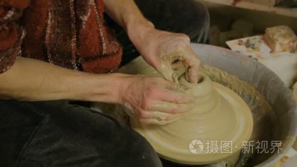 在车间制作陶瓷的专业男性波特视频