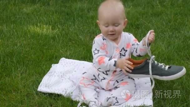 在绿色草地上的可爱的小宝贝视频