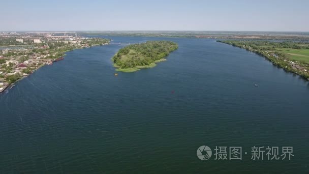 空中的绿色的小岛上第聂伯河在夏季晴朗的一天视频
