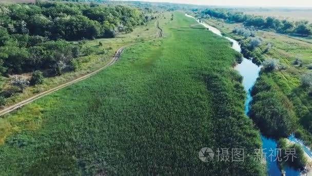 骑自行车的乡村道路上的年轻人视频