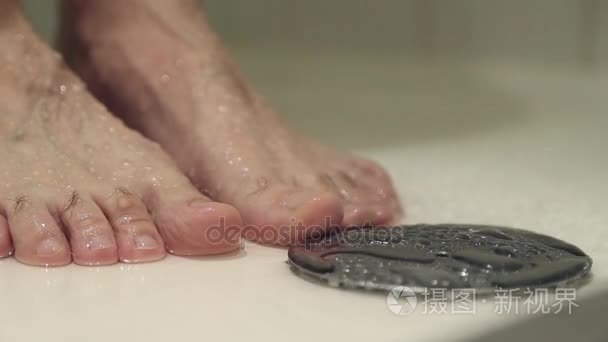 赤脚的人脚踩在浴室的地板上视频