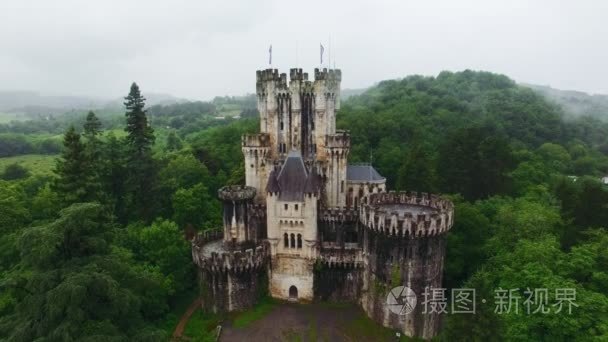 中间的神秘森林童话城堡视频