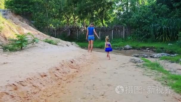 母亲和女儿在玩赤脚在溪水视频