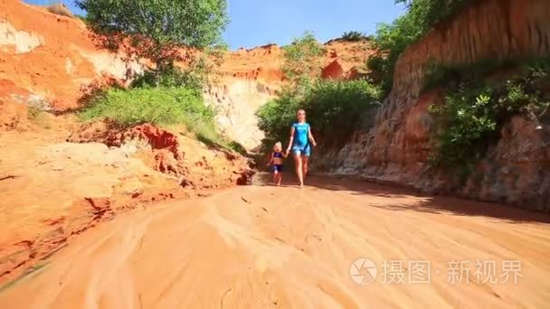 母亲和女儿赤脚走在仙女溪视频
