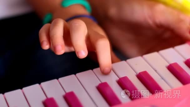 女孩玩玩具钢琴键盘上视频