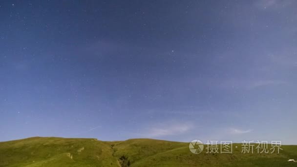 星星和月亮灯山夜空视频