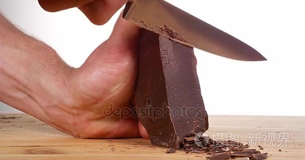 切割黑巧克力的人