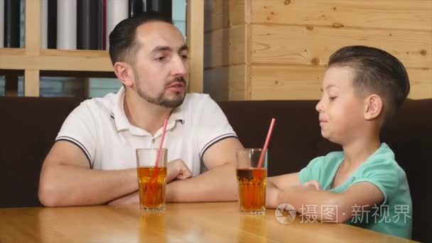 小儿子和她的父亲在咖啡厅用餐视频