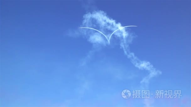 在航展期间天空心形状