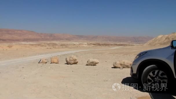 一辆吉普车在朱迪亚沙漠的旅程视频