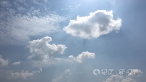 白云在蔚蓝的天空消失在烈日下。时移运动云朵蓝色天空背景。蓝蓝的天空。云。蓝天与白云