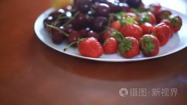 此菜用樱桃和草莓的特写视频