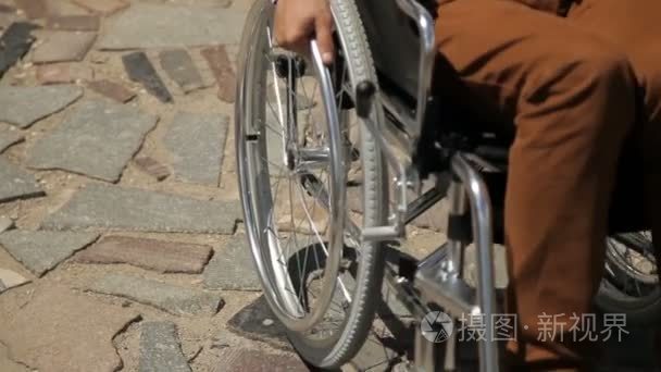 在轮椅上的残疾年轻人的特写视频