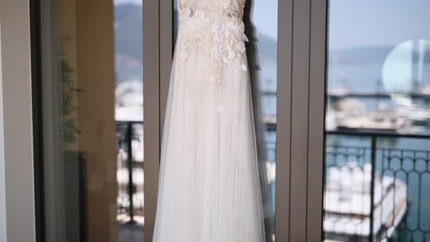 新娘穿的婚纱挂在窗口中,在哪个 th