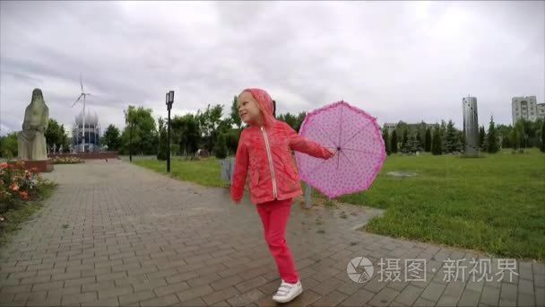 小女孩用伞户外视频