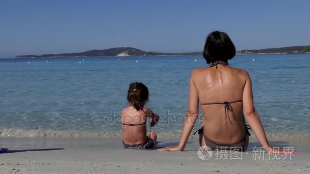 母亲女儿儿子度假在海边沙滩上视频
