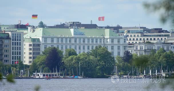 通过对著名的大西洋酒店 Binnenalster 查看视频