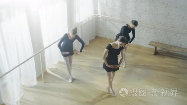 芭蕾舞演员练同步跳舞