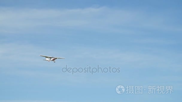 在决赛中以云天空降落布拉格，捷克2017 年 6 月 6 日 塞斯纳飞机视频