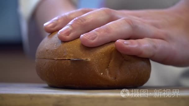 特写的厨师手切面包汉堡包视频