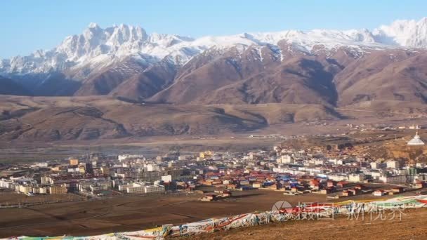 四川德格藏族镇的鸟瞰图视频
