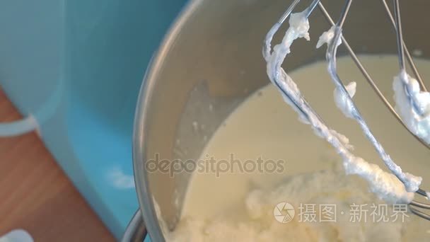 牛奶和奶油奶酪钢碗视频