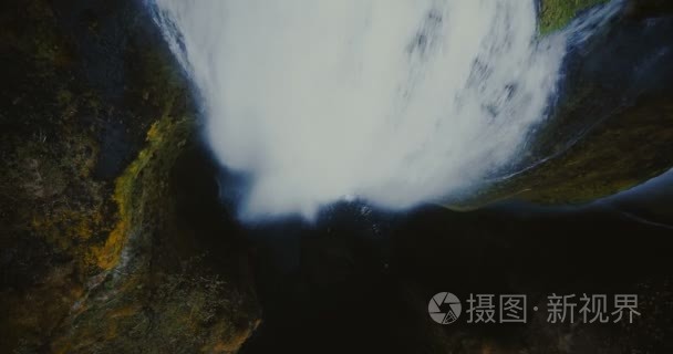 顶尖掉下来水飞溅与泡沫的鸟瞰图。在冰岛的 Gljufrabui 瀑布景区