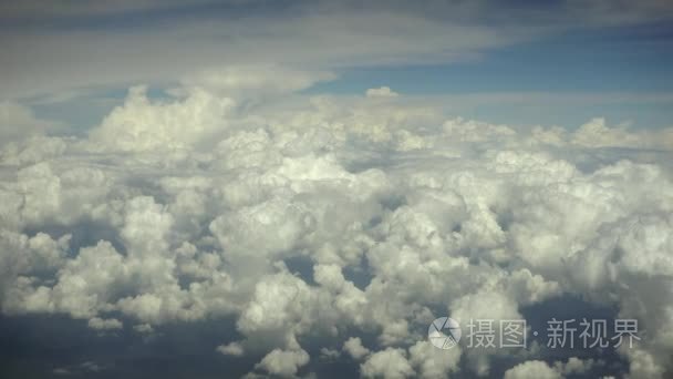 蓝蓝的天空和云观从一架飞机视频