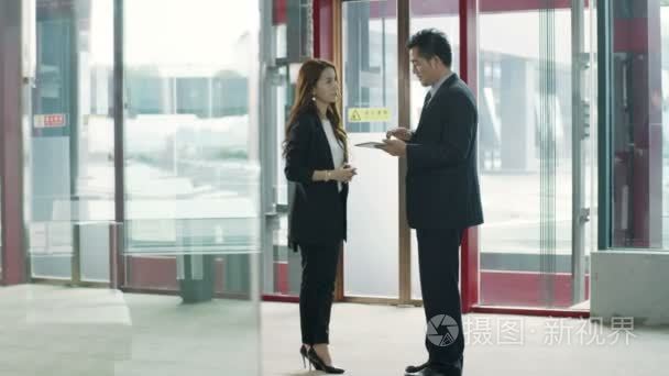亚洲商务人士在电梯地区谈话视频