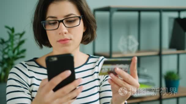 在使用智能手机的眼镜的女人视频