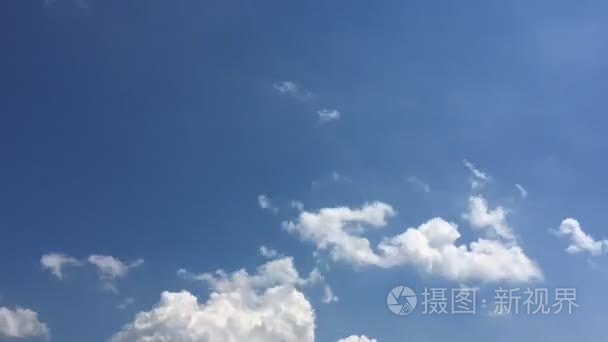 白云在蔚蓝的天空消失在烈日下。时移运动云朵蓝色天空背景。蓝蓝的天空。云。蓝天与白云