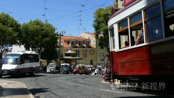 历史老电车在里斯本的大街上视频