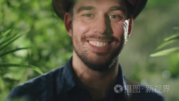 微笑在丛林冒险家的肖像视频