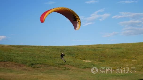 空气中人滑翔伞运动顺利