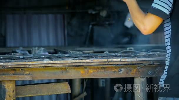 在工厂工作焊机焊接配件视频
