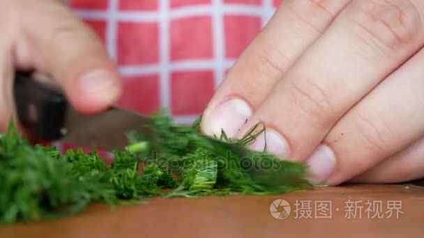 切割莳萝或茴香的砧板用刀视频