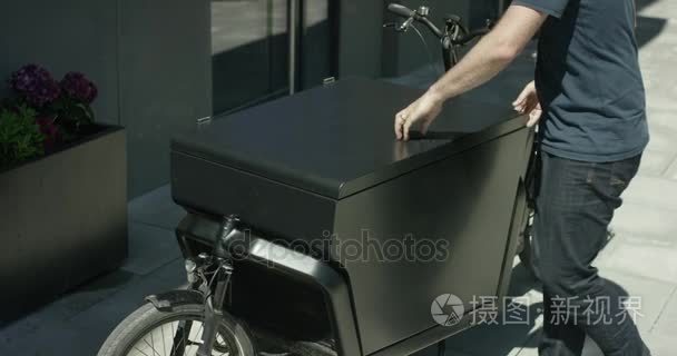 卸载从快递自行车工具箱视频