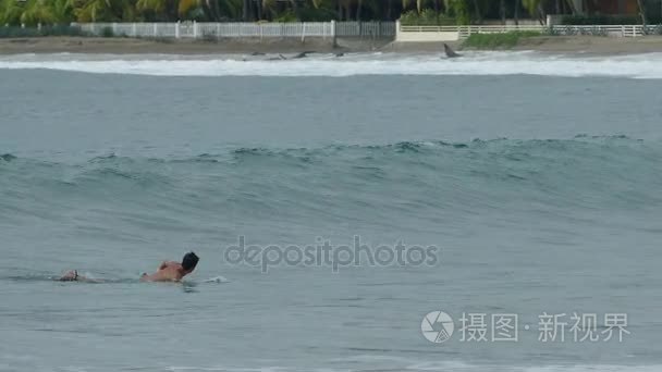 波在太平洋里冲浪视频