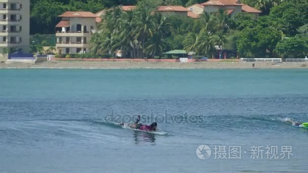 波在太平洋里冲浪视频