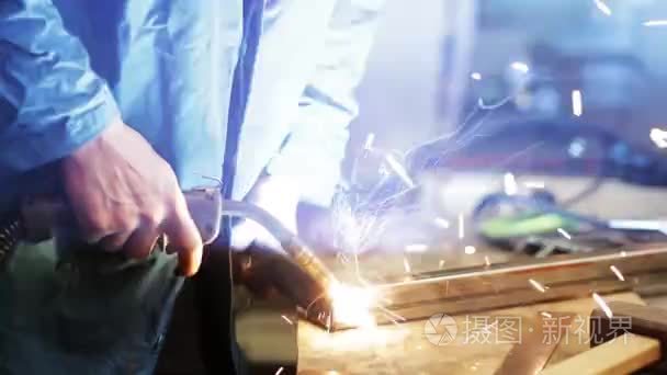 男人焊缝金属与焊接机视频