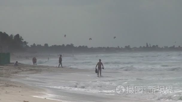 巴拉德罗海滩上度假视频