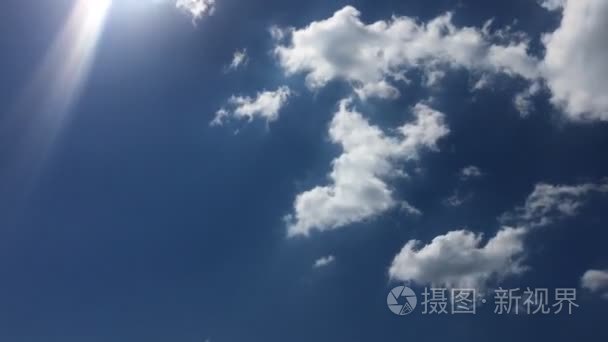 白云在蔚蓝的天空消失在烈日下。时移运动云朵蓝色天空背景。蓝蓝的天空。云。蓝天与白云