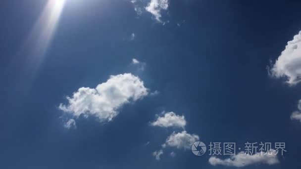 白云在蔚蓝的天空消失在烈日下。时移运动云朵蓝色天空背景。蓝蓝的天空。云。蓝天与白云