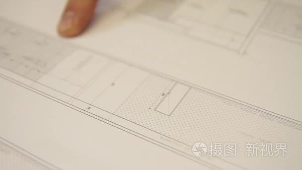 检查施工刨的男性建筑师视频